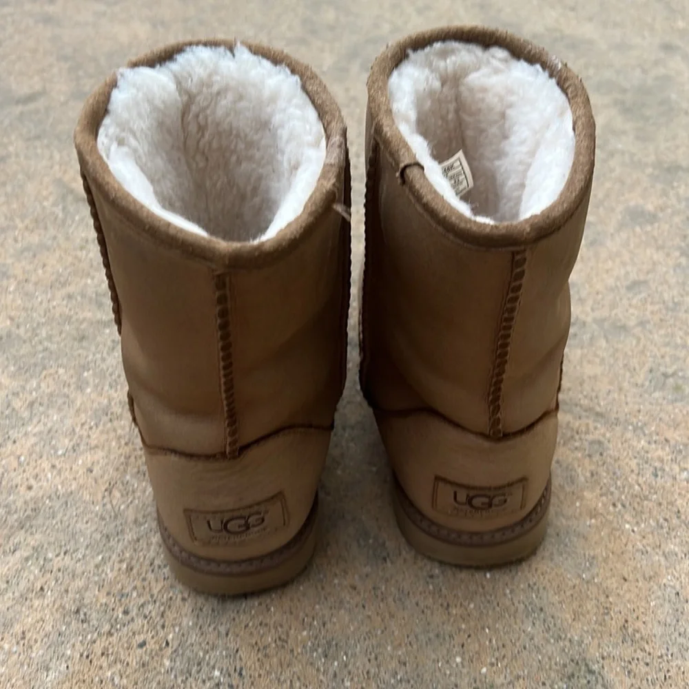 UGG Kids Classic Tan Short Water Resistant Boitd Size 3